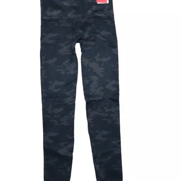 Spanx Look at Me Now Womens Size Medium Seamless Cropped Leggings Black Camo NWT - Picture 3 of 13